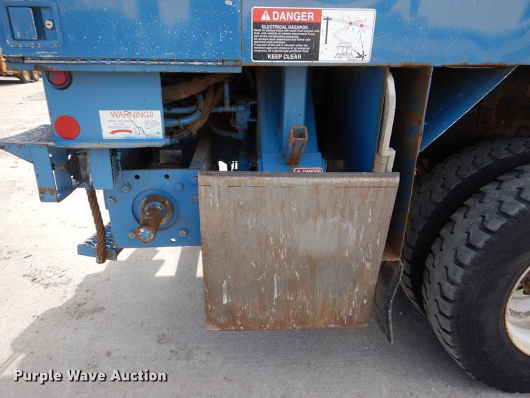 image for item IQ9460 2005 International 7400  digger derrick truck