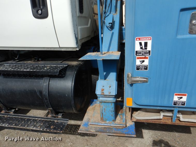 image for item IQ9460 2005 International 7400  digger derrick truck