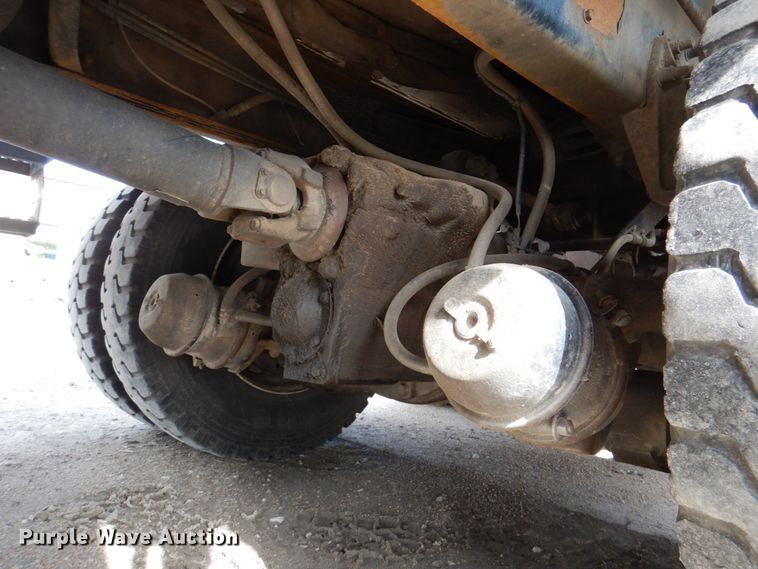 image for item IQ9460 2005 International 7400  digger derrick truck