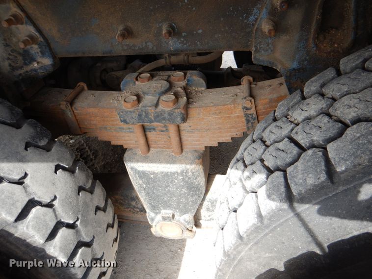 image for item IQ9460 2005 International 7400  digger derrick truck