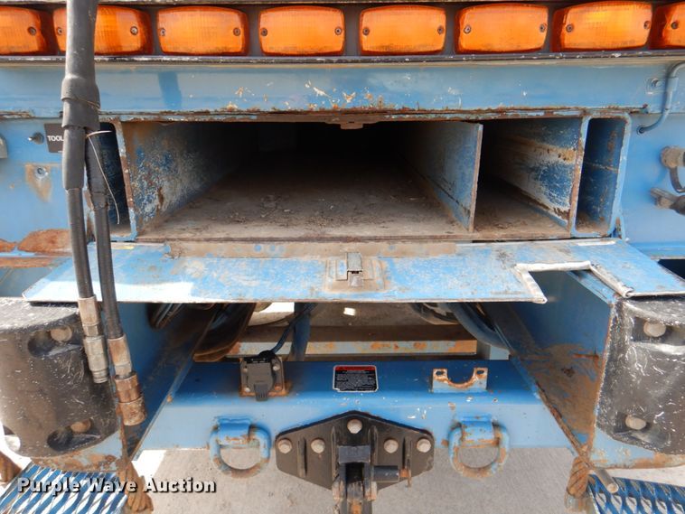 image for item IQ9460 2005 International 7400  digger derrick truck