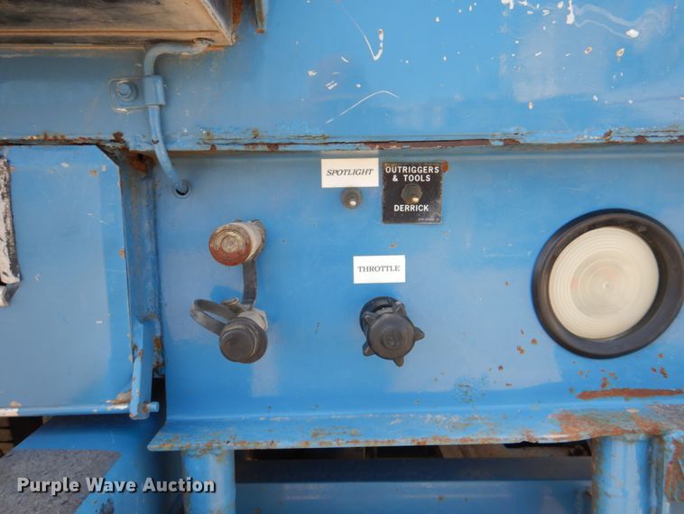 image for item IQ9460 2005 International 7400  digger derrick truck