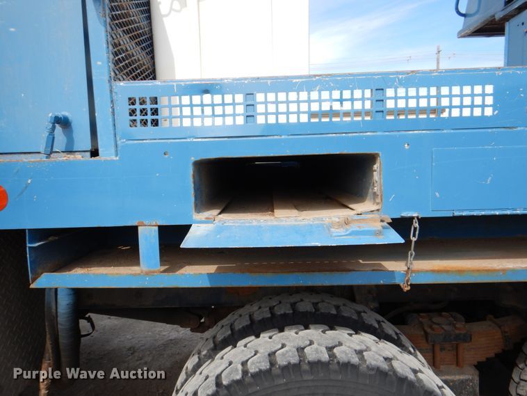 image for item IQ9460 2005 International 7400  digger derrick truck