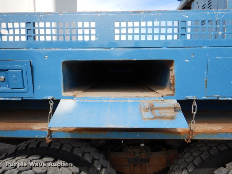 image for item IQ9460 2005 International 7400  digger derrick truck