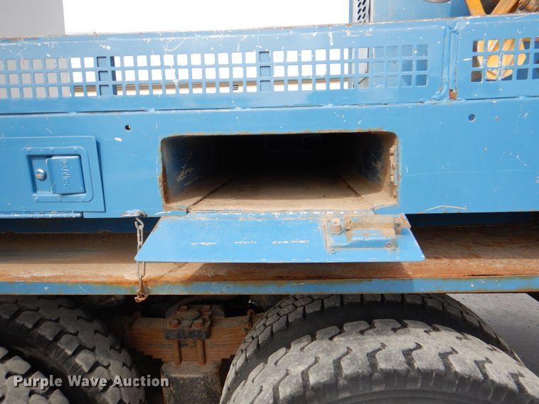 image for item IQ9460 2005 International 7400  digger derrick truck