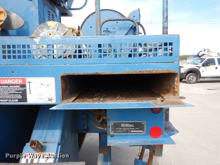 image for item IQ9460 2005 International 7400  digger derrick truck