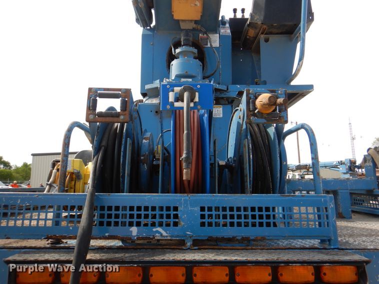 image for item IQ9460 2005 International 7400  digger derrick truck