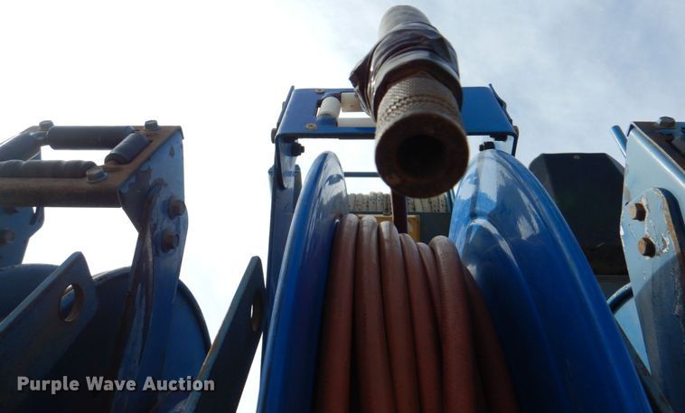 image for item IQ9460 2005 International 7400  digger derrick truck