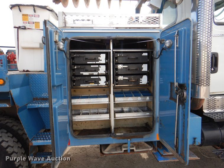 image for item IQ9460 2005 International 7400  digger derrick truck