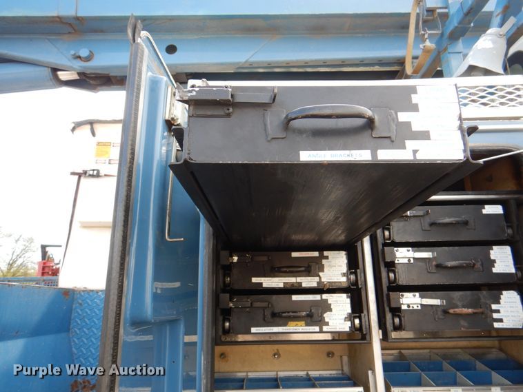 image for item IQ9460 2005 International 7400  digger derrick truck