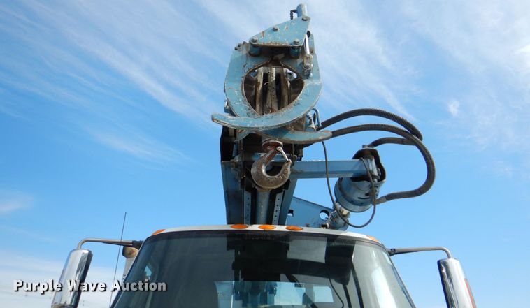 image for item IQ9460 2005 International 7400  digger derrick truck