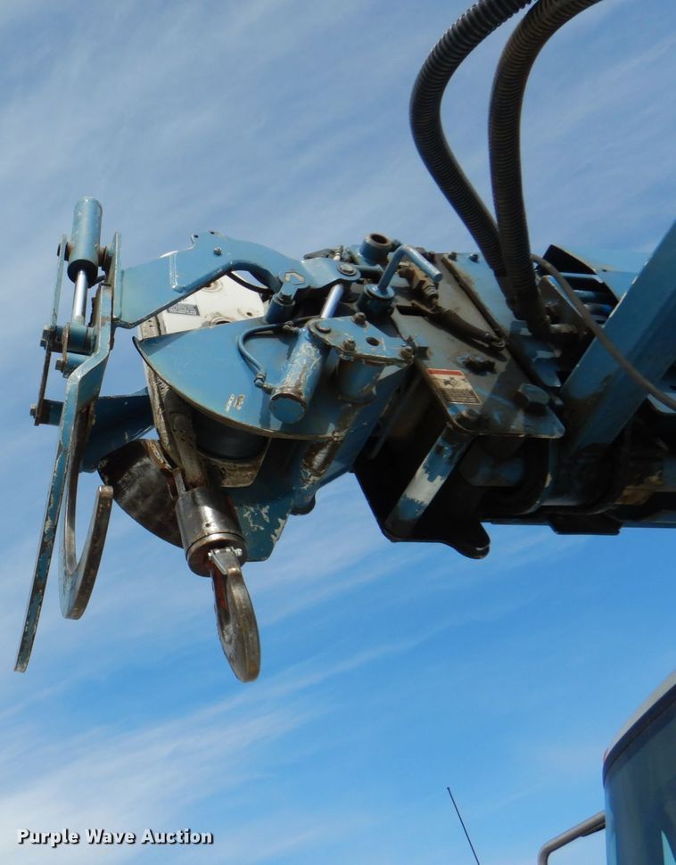 image for item IQ9460 2005 International 7400  digger derrick truck