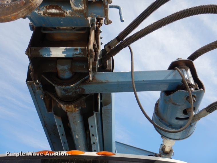 image for item IQ9460 2005 International 7400  digger derrick truck