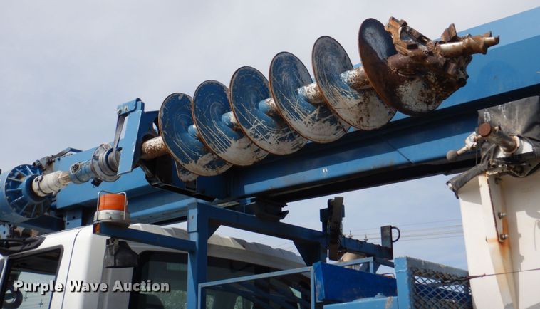 image for item IQ9460 2005 International 7400  digger derrick truck