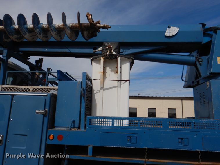 image for item IQ9460 2005 International 7400  digger derrick truck