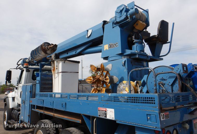 image for item IQ9460 2005 International 7400  digger derrick truck