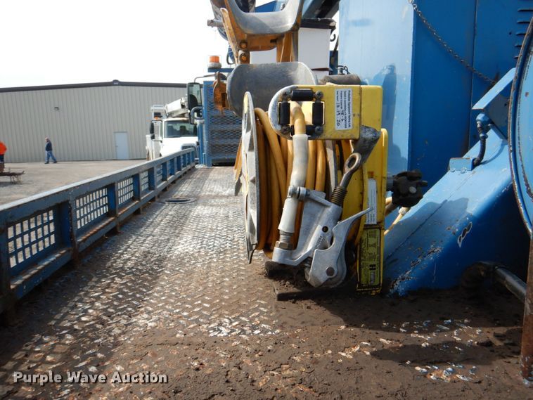 image for item IQ9460 2005 International 7400  digger derrick truck