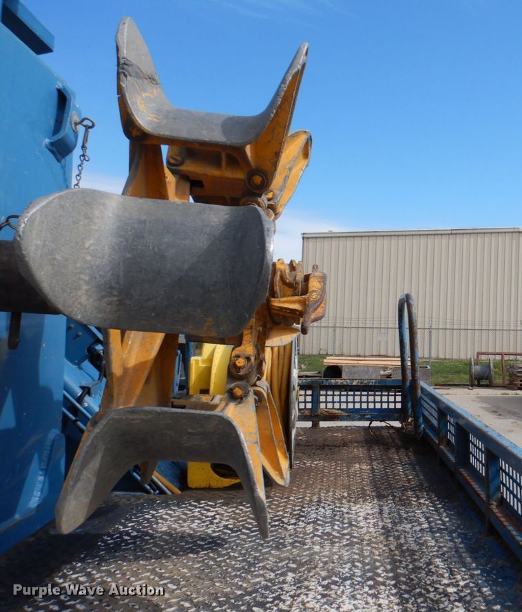 image for item IQ9460 2005 International 7400  digger derrick truck