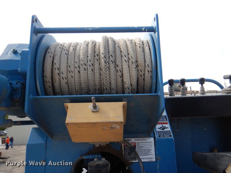 image for item IQ9460 2005 International 7400  digger derrick truck