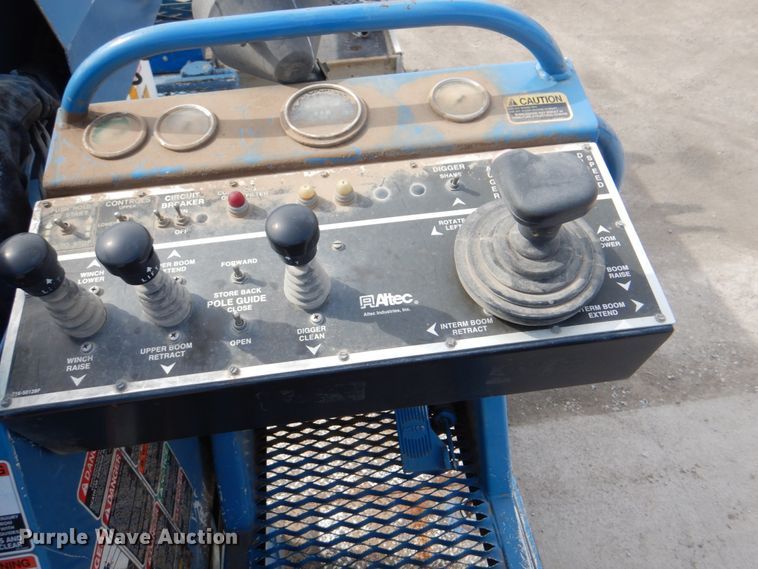 image for item IQ9460 2005 International 7400  digger derrick truck