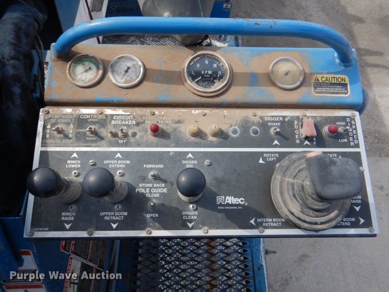 image for item IQ9460 2005 International 7400  digger derrick truck