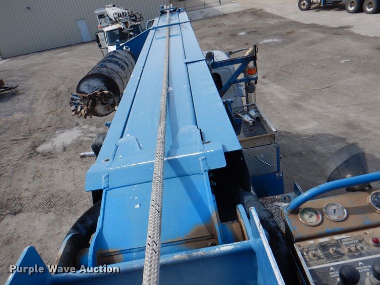 image for item IQ9460 2005 International 7400  digger derrick truck