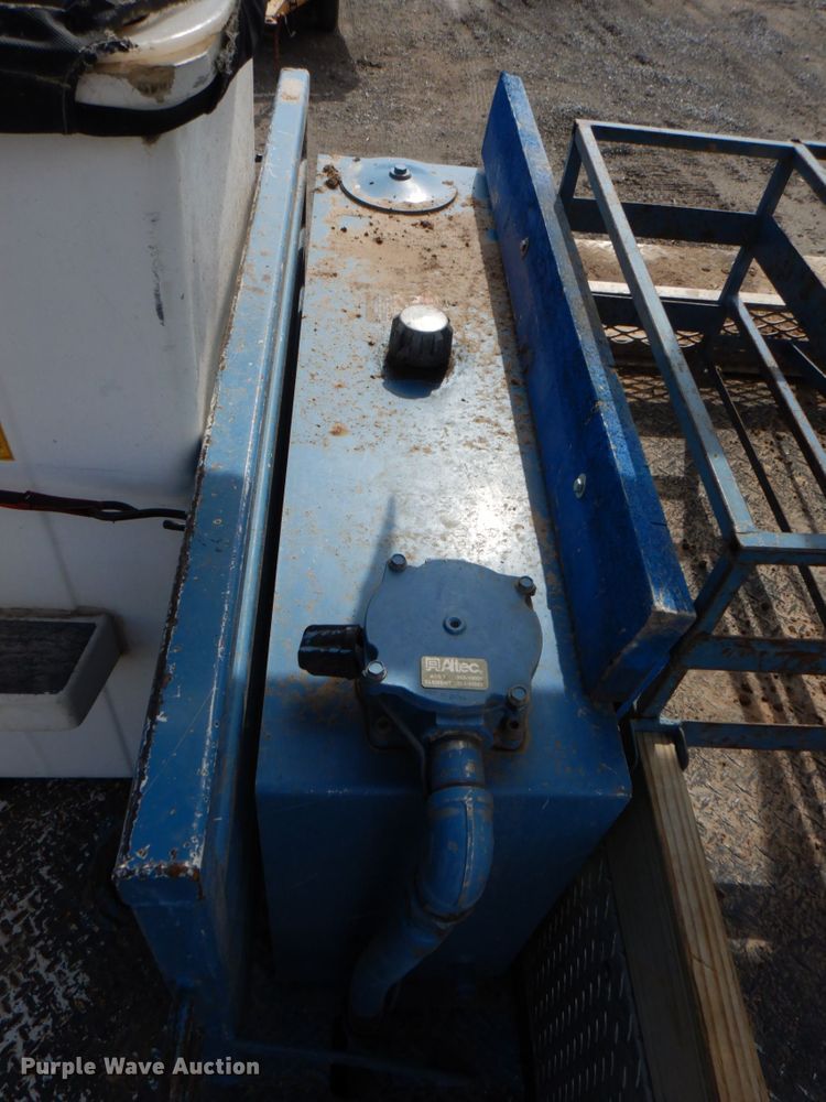 image for item IQ9460 2005 International 7400  digger derrick truck