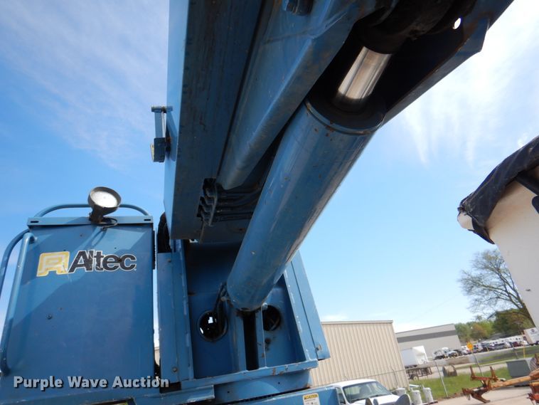 image for item IQ9460 2005 International 7400  digger derrick truck