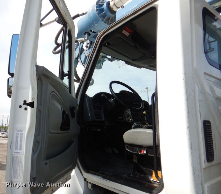 image for item IQ9460 2005 International 7400  digger derrick truck