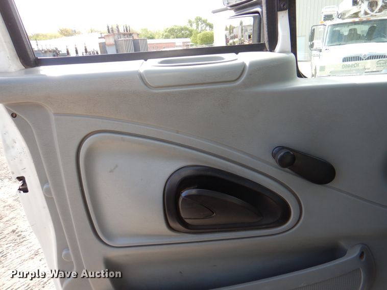 image for item IQ9460 2005 International 7400  digger derrick truck