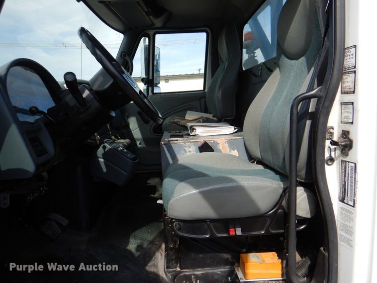 image for item IQ9460 2005 International 7400  digger derrick truck