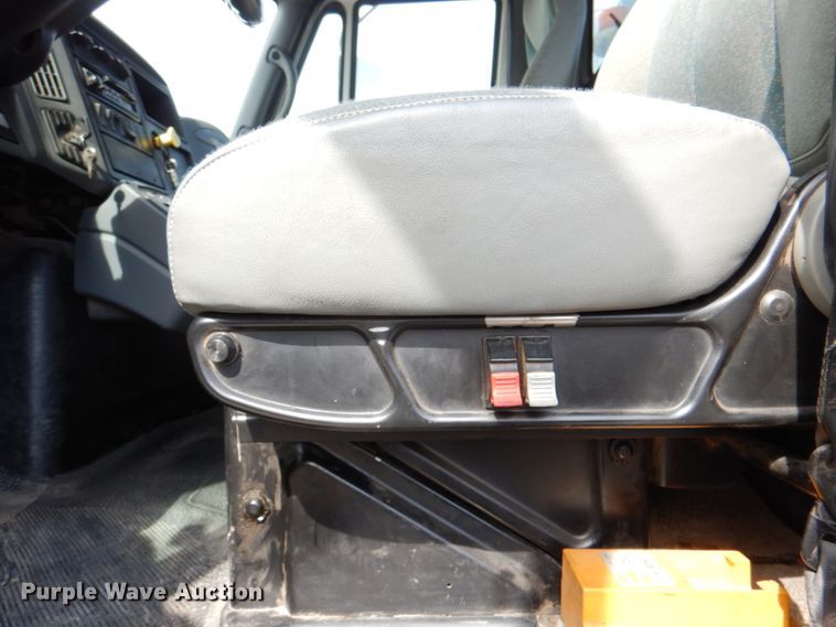 image for item IQ9460 2005 International 7400  digger derrick truck