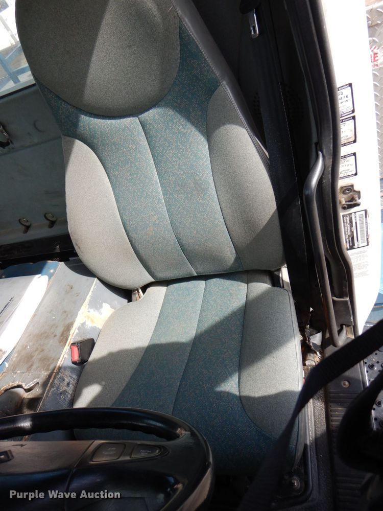 image for item IQ9460 2005 International 7400  digger derrick truck