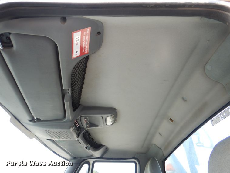 image for item IQ9460 2005 International 7400  digger derrick truck