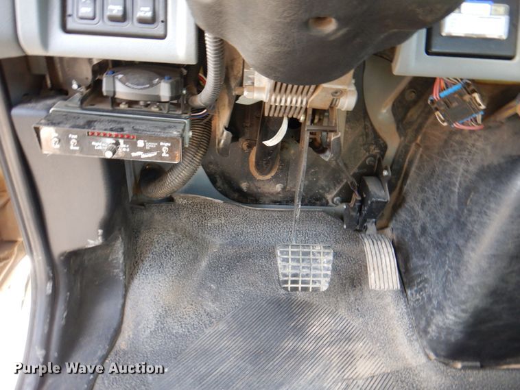 image for item IQ9460 2005 International 7400  digger derrick truck