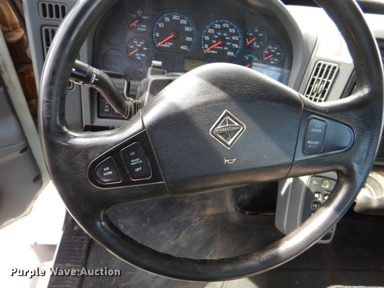 image for item IQ9460 2005 International 7400  digger derrick truck