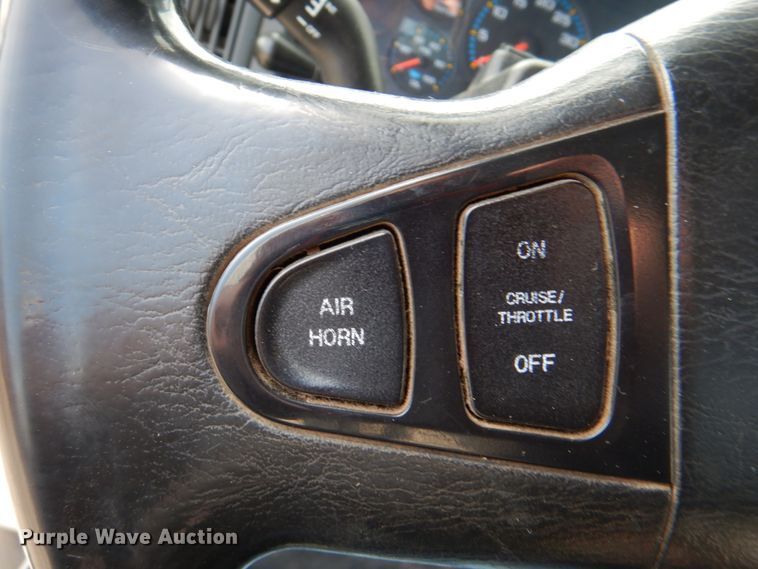 image for item IQ9460 2005 International 7400  digger derrick truck