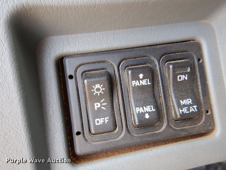 image for item IQ9460 2005 International 7400  digger derrick truck