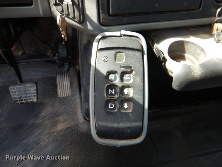 image for item IQ9460 2005 International 7400  digger derrick truck