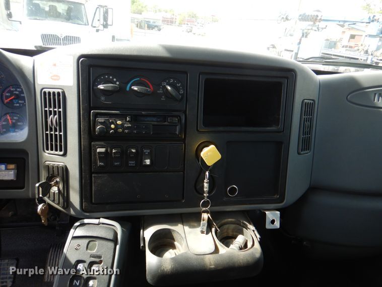 image for item IQ9460 2005 International 7400  digger derrick truck