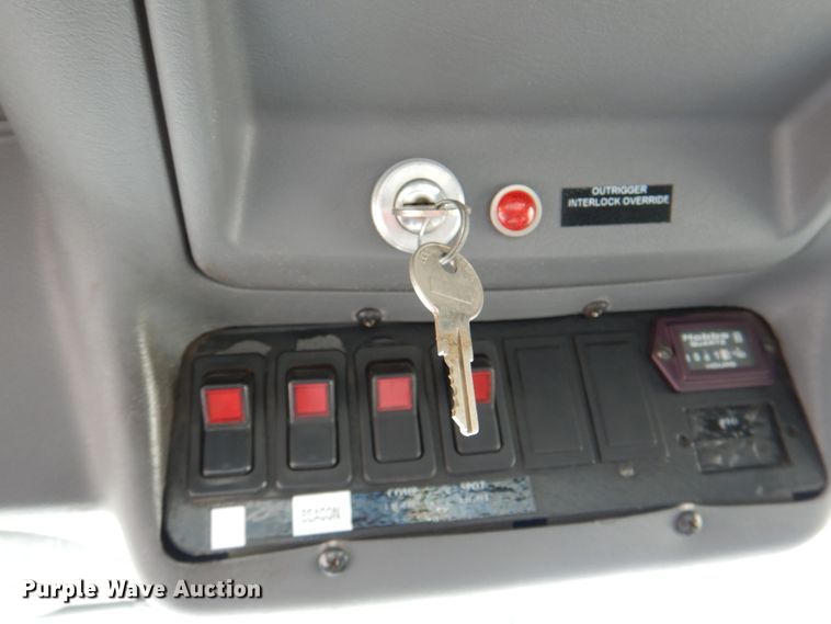 image for item IQ9460 2005 International 7400  digger derrick truck