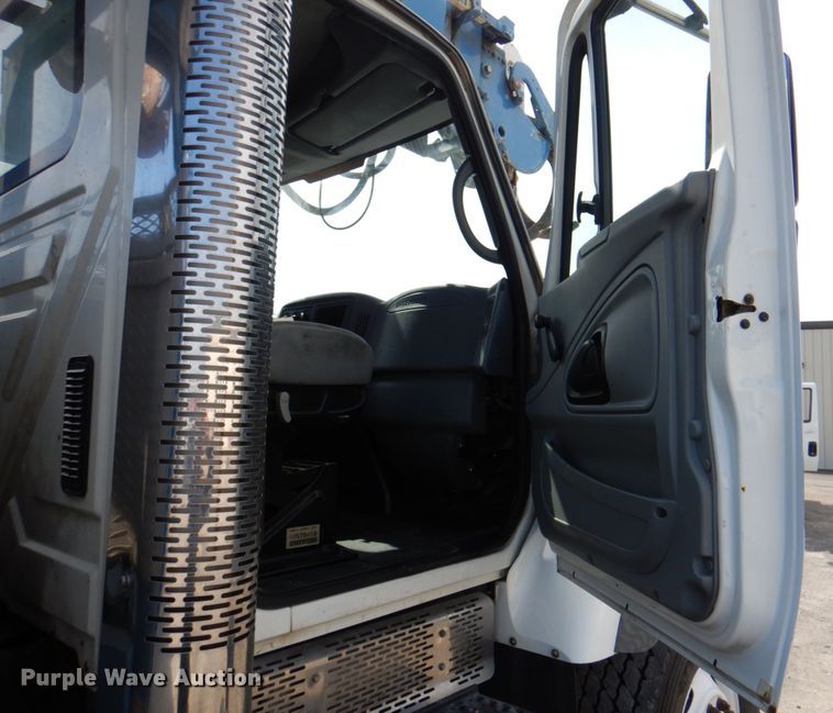 image for item IQ9460 2005 International 7400  digger derrick truck