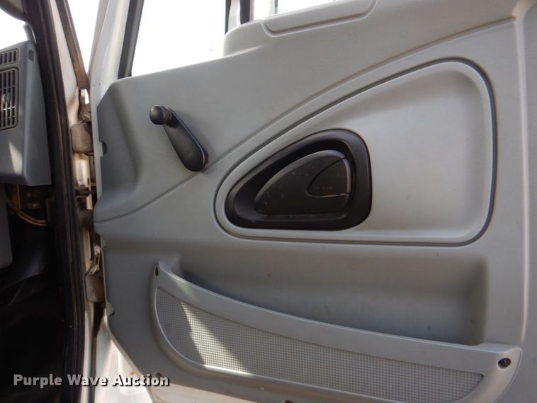 image for item IQ9460 2005 International 7400  digger derrick truck