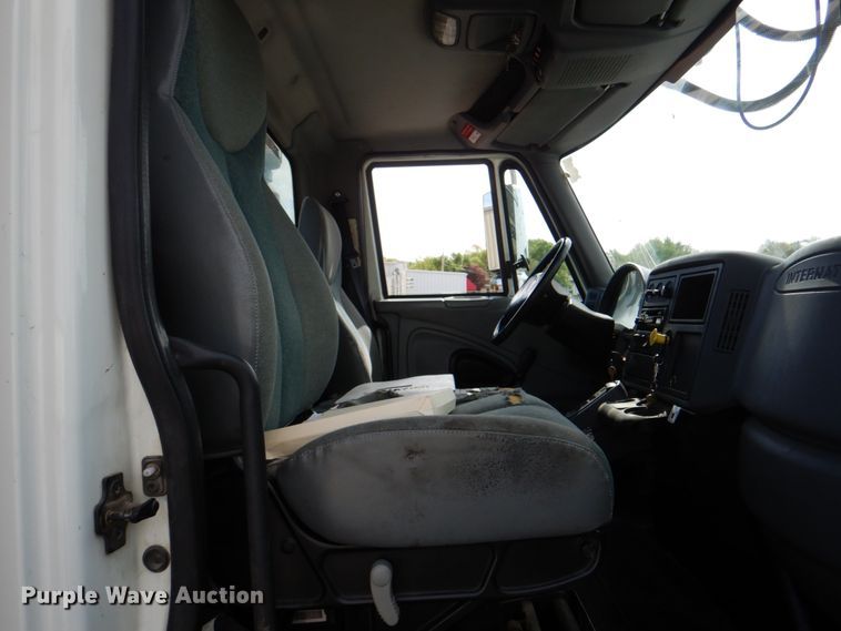 image for item IQ9460 2005 International 7400  digger derrick truck