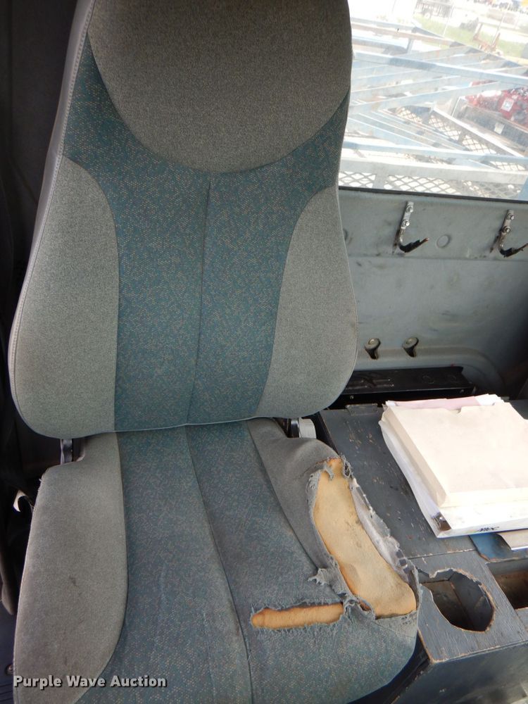 image for item IQ9460 2005 International 7400  digger derrick truck