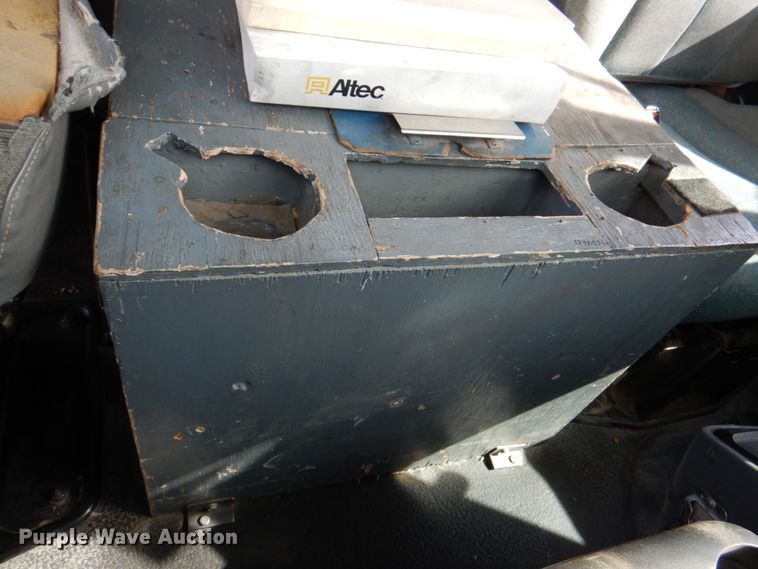 image for item IQ9460 2005 International 7400  digger derrick truck