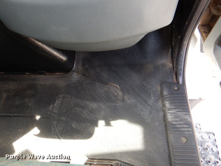 image for item IQ9460 2005 International 7400  digger derrick truck