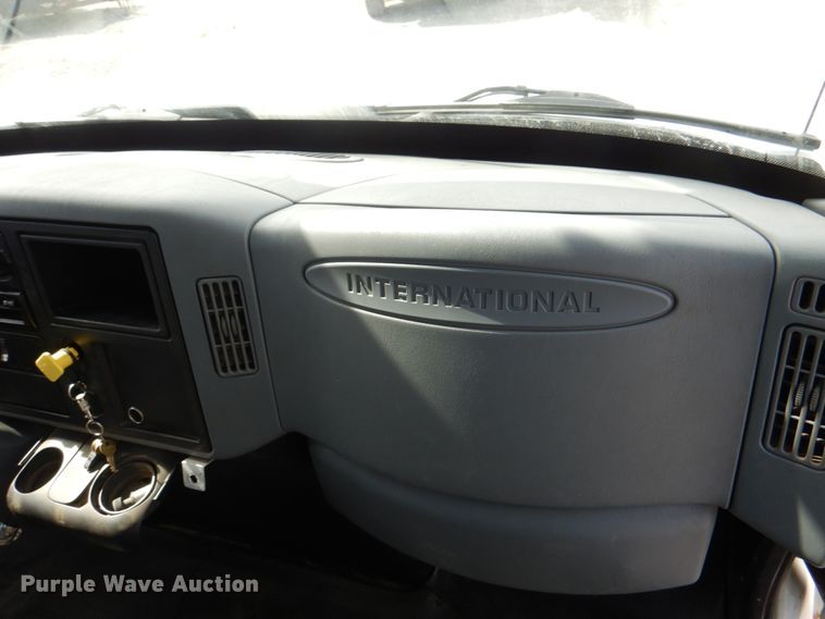 image for item IQ9460 2005 International 7400  digger derrick truck