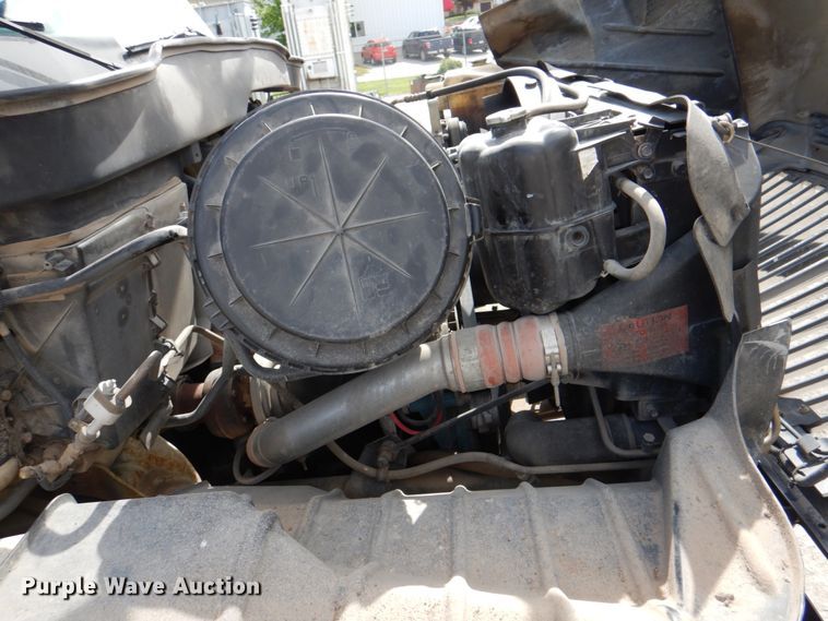 image for item IQ9460 2005 International 7400  digger derrick truck