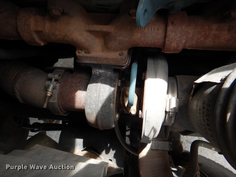 image for item IQ9460 2005 International 7400  digger derrick truck